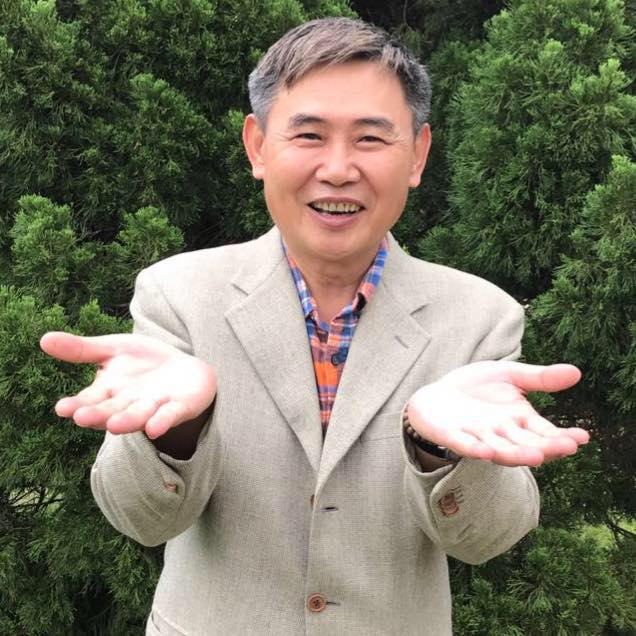 台南市府計劃將怡平里里民活動中心改建為智交中心，為此，民進黨前副秘書長李俊毅28日率眾赴台南地檢署，控告市府違法。 圖：翻攝李俊毅臉書。
