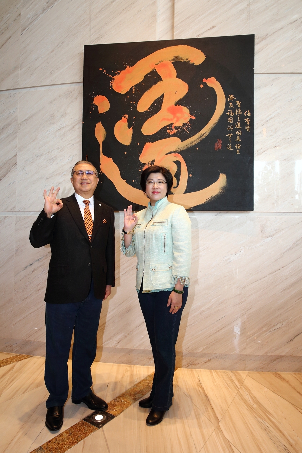 王道商業銀行（O-Bank）的前身為台灣工業銀行（Industrial Bank of Taiwan），現任董事長為駱錦明(左)、副董事長是駱怡君(右)。 圖：王道銀行提供