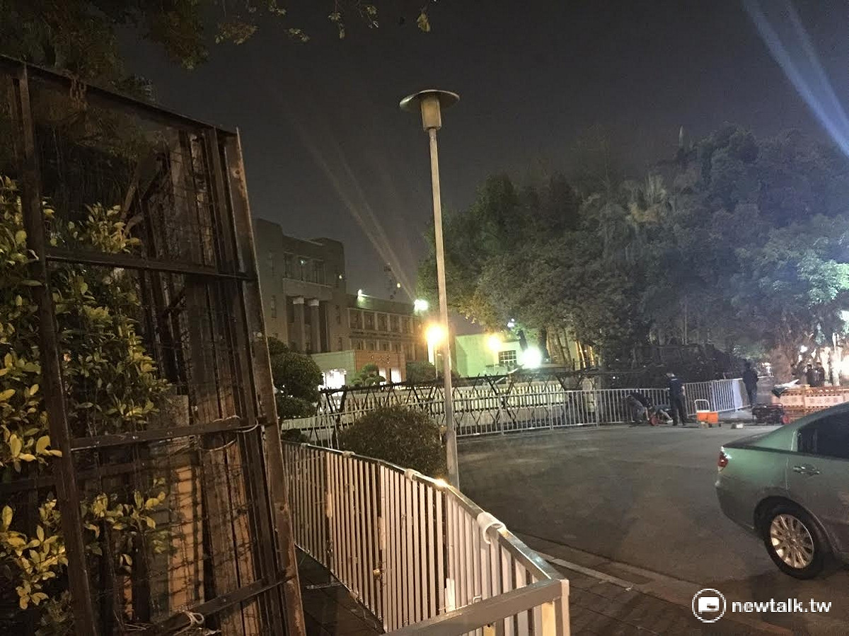 行政院正門在29日凌晨依舊燈火通明，架設拒馬防線。 圖:陳奕/攝