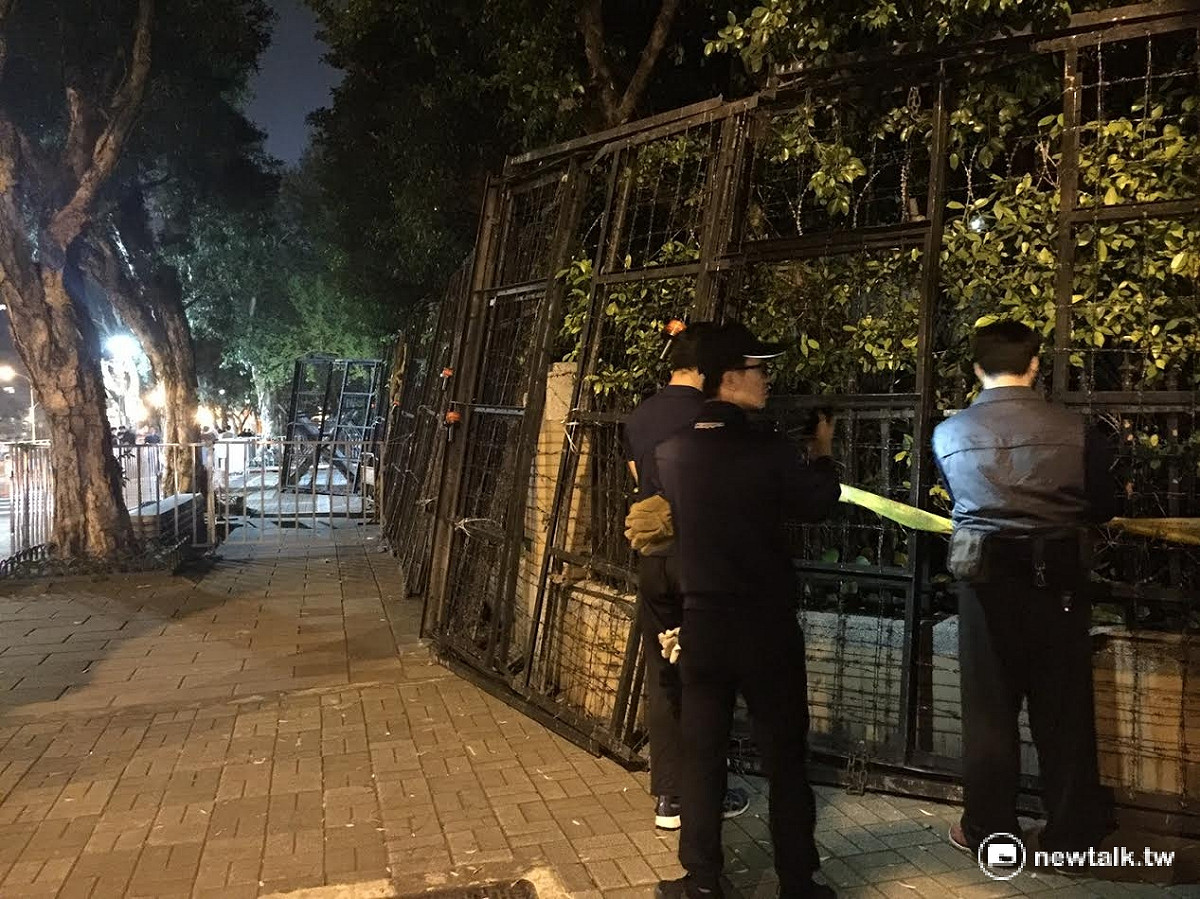警方人員29日凌晨連夜在行政院周邊設立層層拒馬。 圖:陳奕/攝
