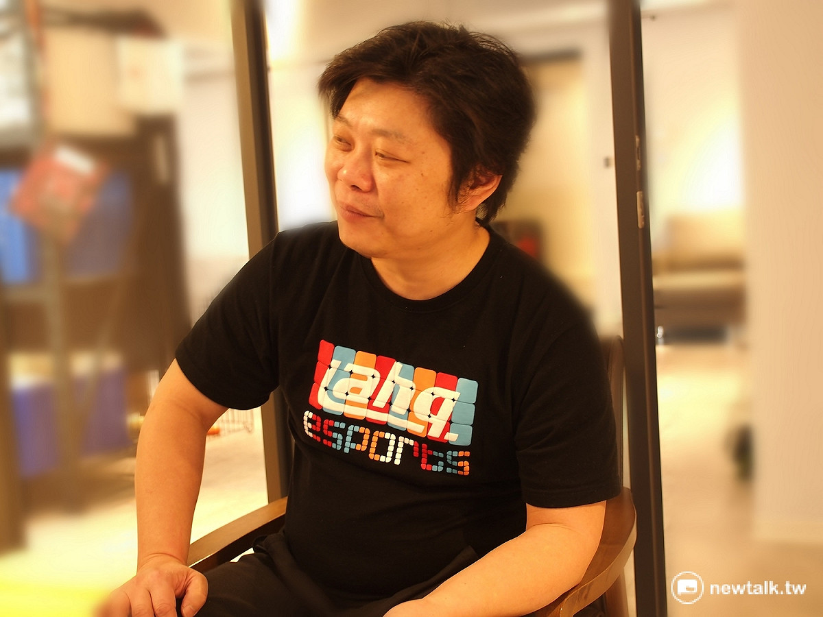 對於電競替代役問題，蟹老闆表示：由於配套措施尚未完善，所以並不會讓旗下選手去冒險嘗試，雖然現階段並不適用，但相信這個制度改動，對電競產業發展仍是有所貢獻。 攝影 彭沛緹攝