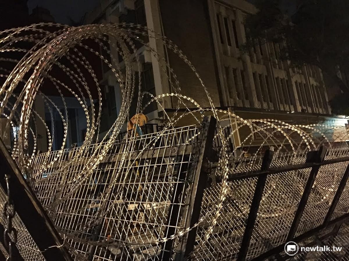 立法院濟南路側門，28日深夜連夜架起了兩米高的拒馬蛇籠,以防29日反年金改革陳情時，會有民眾企圖衝撞。 圖:陳奕/攝