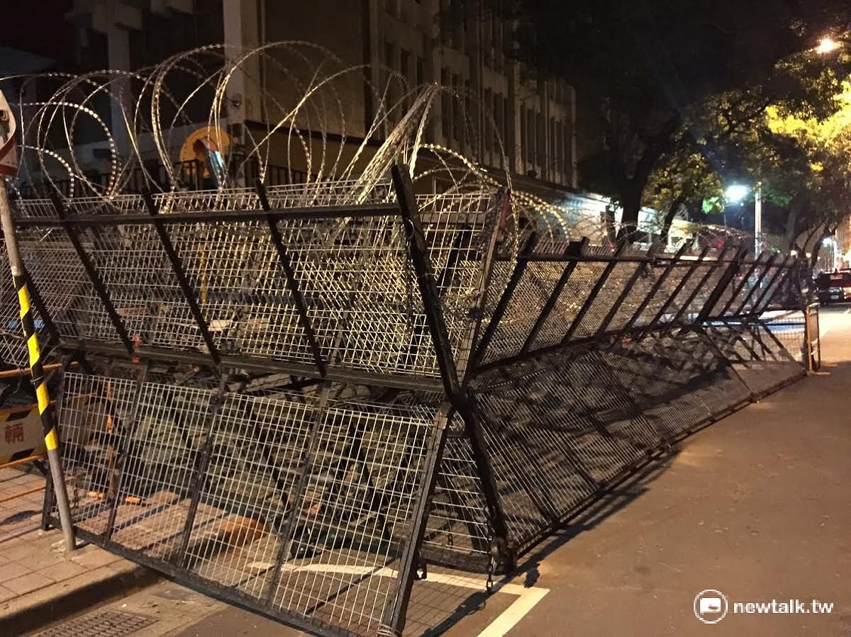 立法院濟南路側門，28日深夜連夜架起了兩米高的拒馬蛇籠,以防29日反年金改革陳情時，會有民眾企圖衝撞。 圖:陳奕/攝