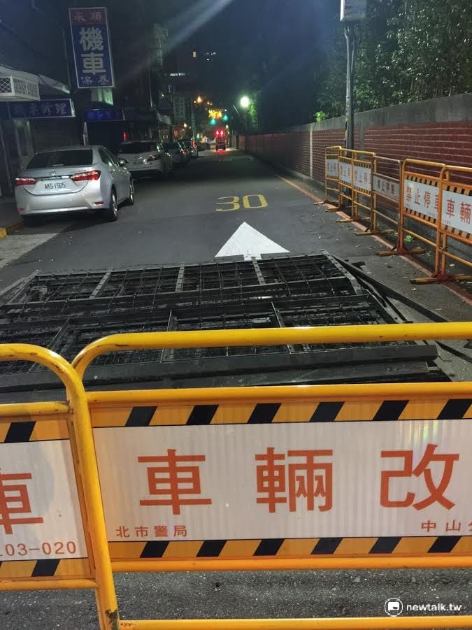 立院旁的青島東路和鎮江街已經整條馬路封鎖，原本都是橫置約一米二高的拒馬，都改直立架設成為三米，增加民眾攀爬的困難度。 圖:陳奕/攝