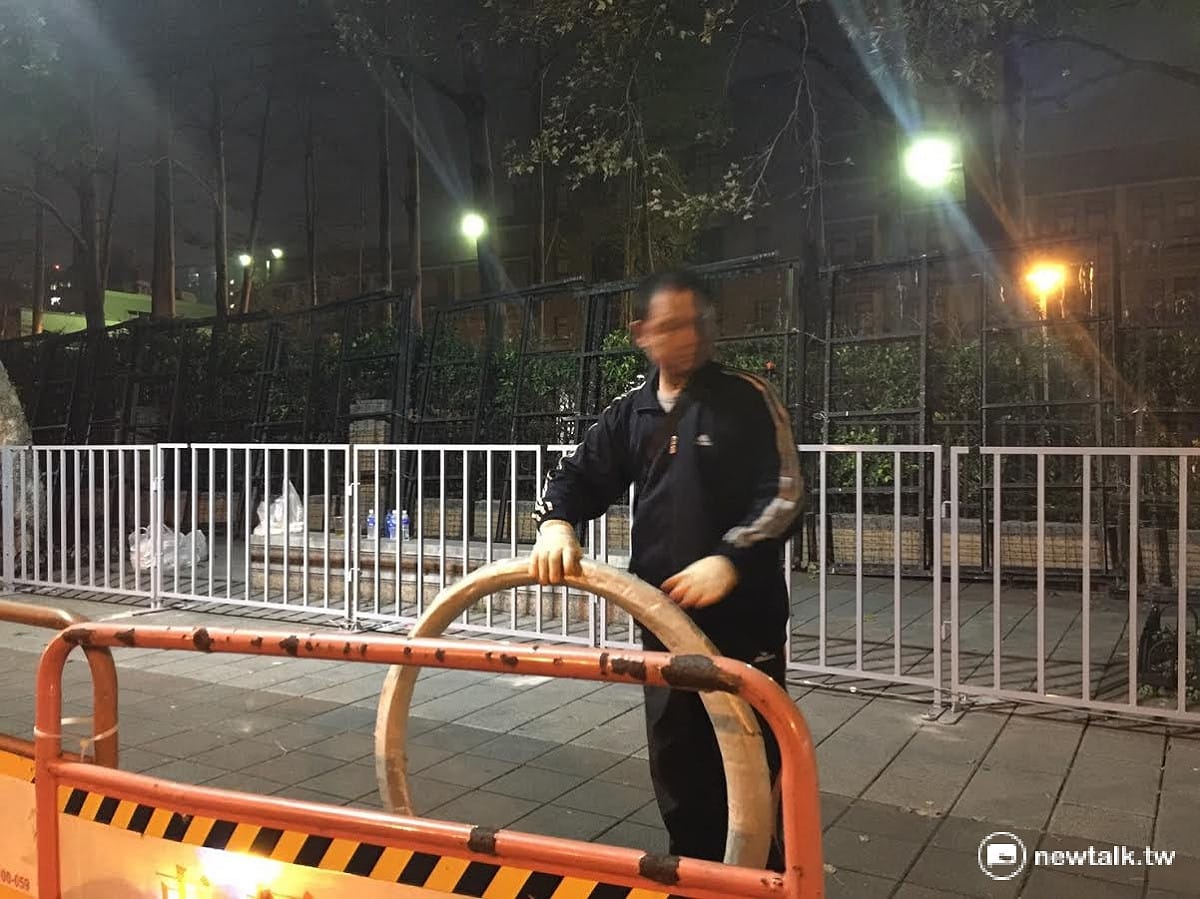 行政院忠孝東路側牆架起五層封鎖線，在馬路前的第一層紅色拒馬，紅磚道上臨時安裝上了地釘螺絲的固定式欄杆，欄杆內再放置刺刀蛇籠，過了蛇籠是三米高的刺網拒馬，紅色拒馬和欄杆間還將會有警察組成的人牆。 圖:陳奕/攝