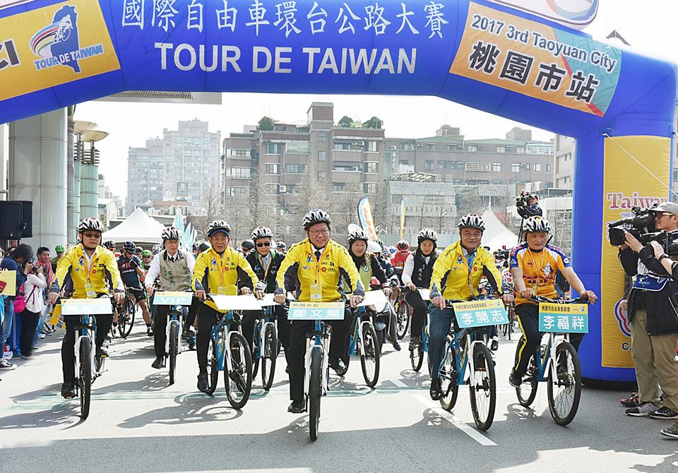 桃園市長鄭文燦桃園站起跑時，不忘行銷桃園，期能透過賽事，讓大家喜歡運動，讓更多國人喜歡自由車。 圖：翻攝自鄭文燦臉書