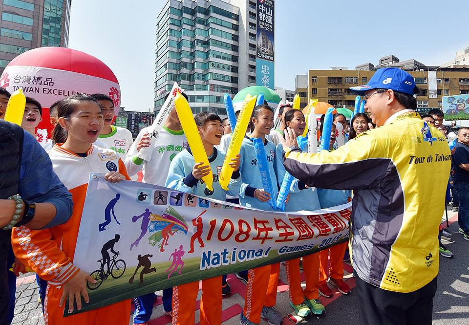 車隊行經的地方，都有熱情的居民沿途歡迎。 圖：翻攝自鄭文燦臉書