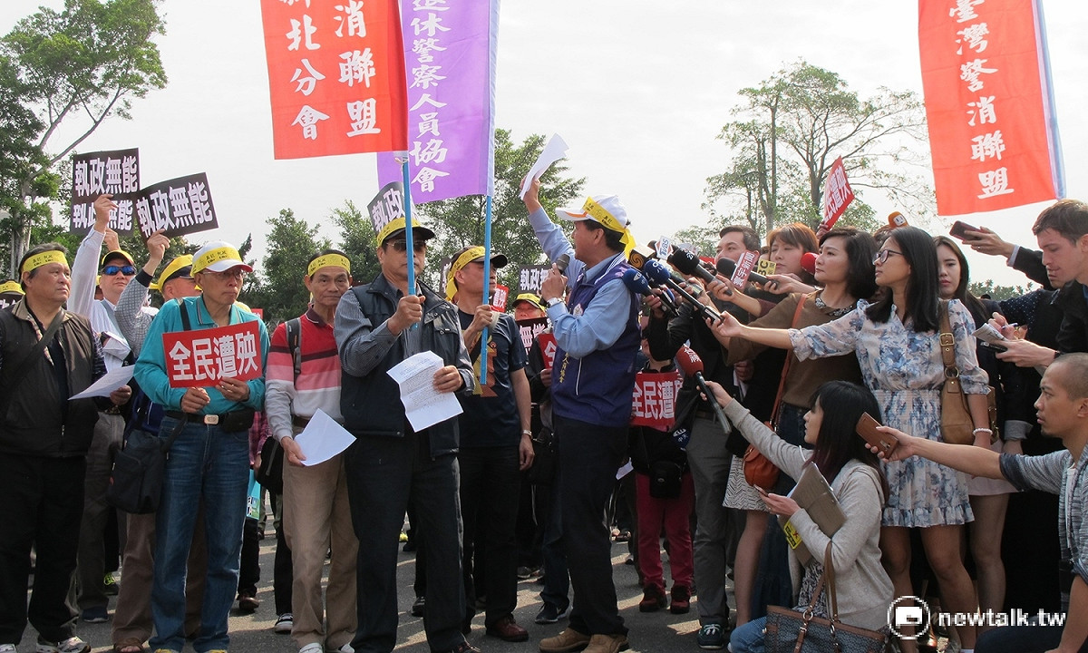 上百名警消人員29日上午前往忠烈祠，抗議年金改革。 圖：林朝億/攝