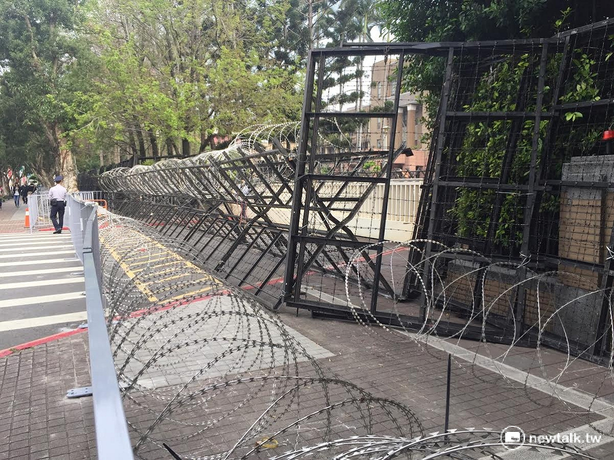 行政院忠孝東路圍牆邊，在原來圍牆邊,架設了三米高的拒馬，增加民眾攀爬的困難度。前面欄杆也都放置了流刺蛇籠。 圖:陳奕/攝