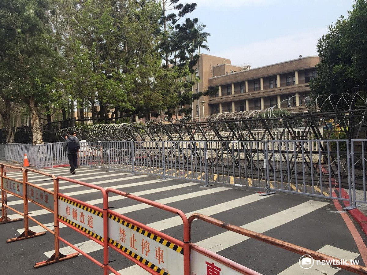 行政院忠孝東路上的側門，也架設了層層拒馬。 圖:陳奕/攝