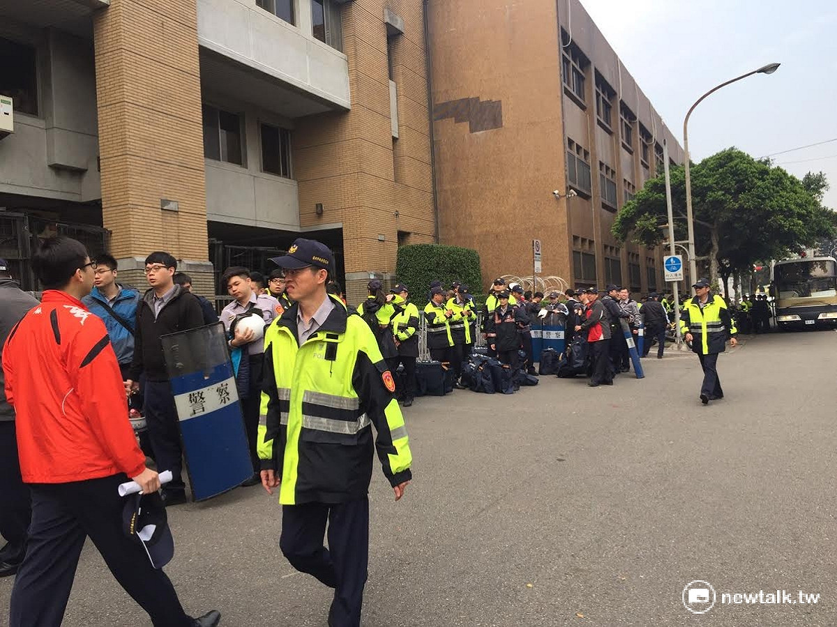 行政院後門層層警力待命以防突發事故。 圖:陳奕/攝