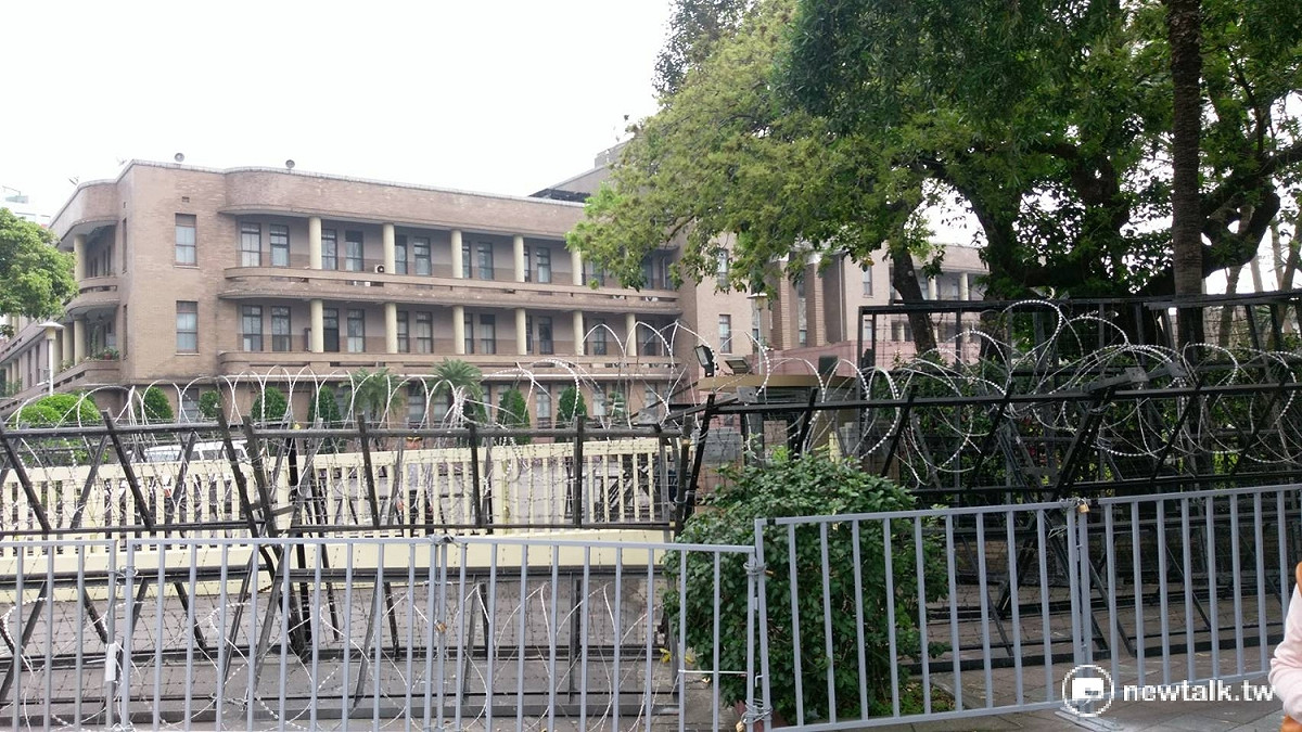 行政院正門所架設的層層拒馬防護。 圖:陳奕/攝