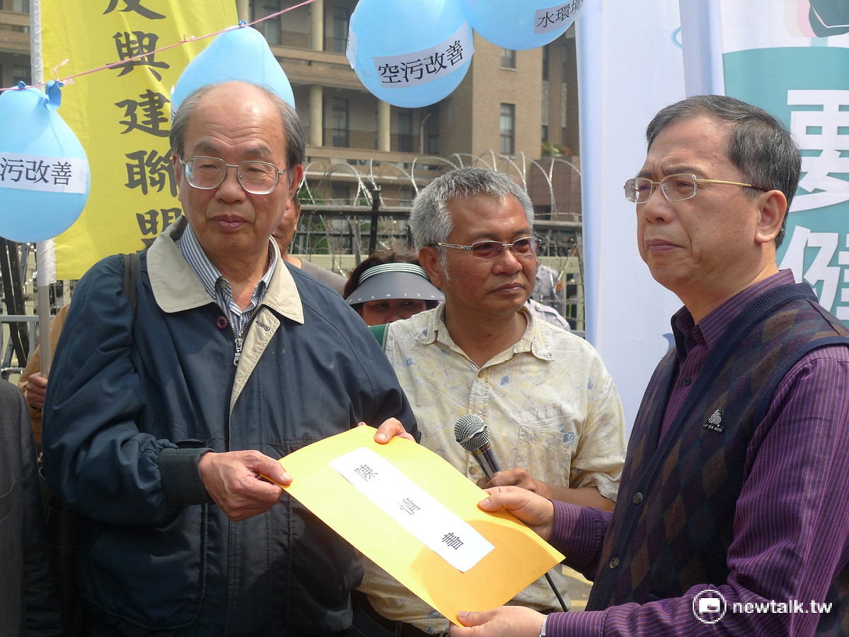行政院經濟能源農業處副處長林煌喬接下陳情書，表示行政部門形成計劃，預算還是會送立法院審議，所以不是黑箱。 圖：汪少凡/攝