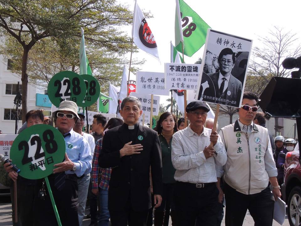 228事件70周年，台南街頭重現鄭南榕為228事件展開第一次走上街頭的歷史場景。 圖：戴振耀提供
