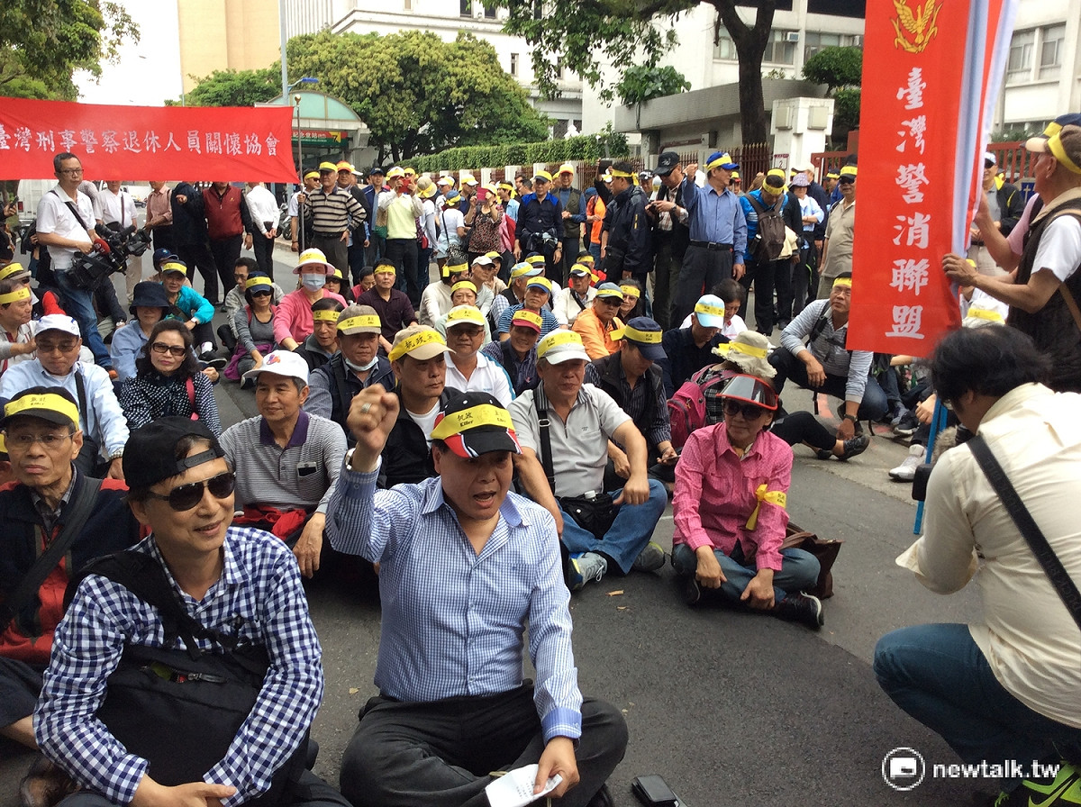 抗議團體在距離總統官邸200公尺外的財政部門口靜座，隔著拒馬與向總統官邸喊出訴求。 圖：程士華/攝