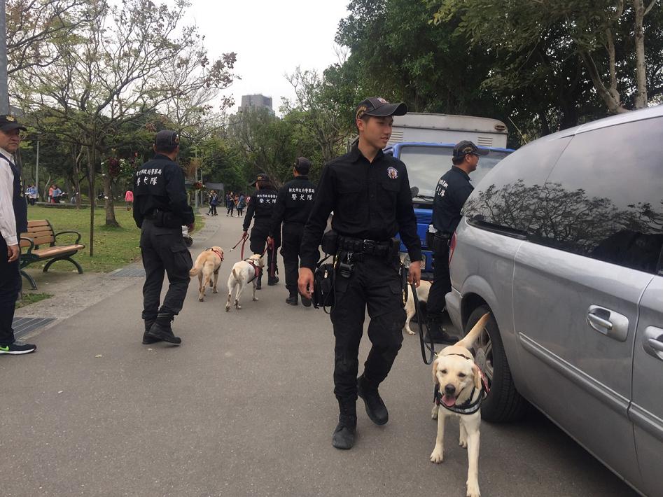 新北市府警察局出動18名警犬，全力維護粉絲的安全。 圖：郭芳嘉／攝
