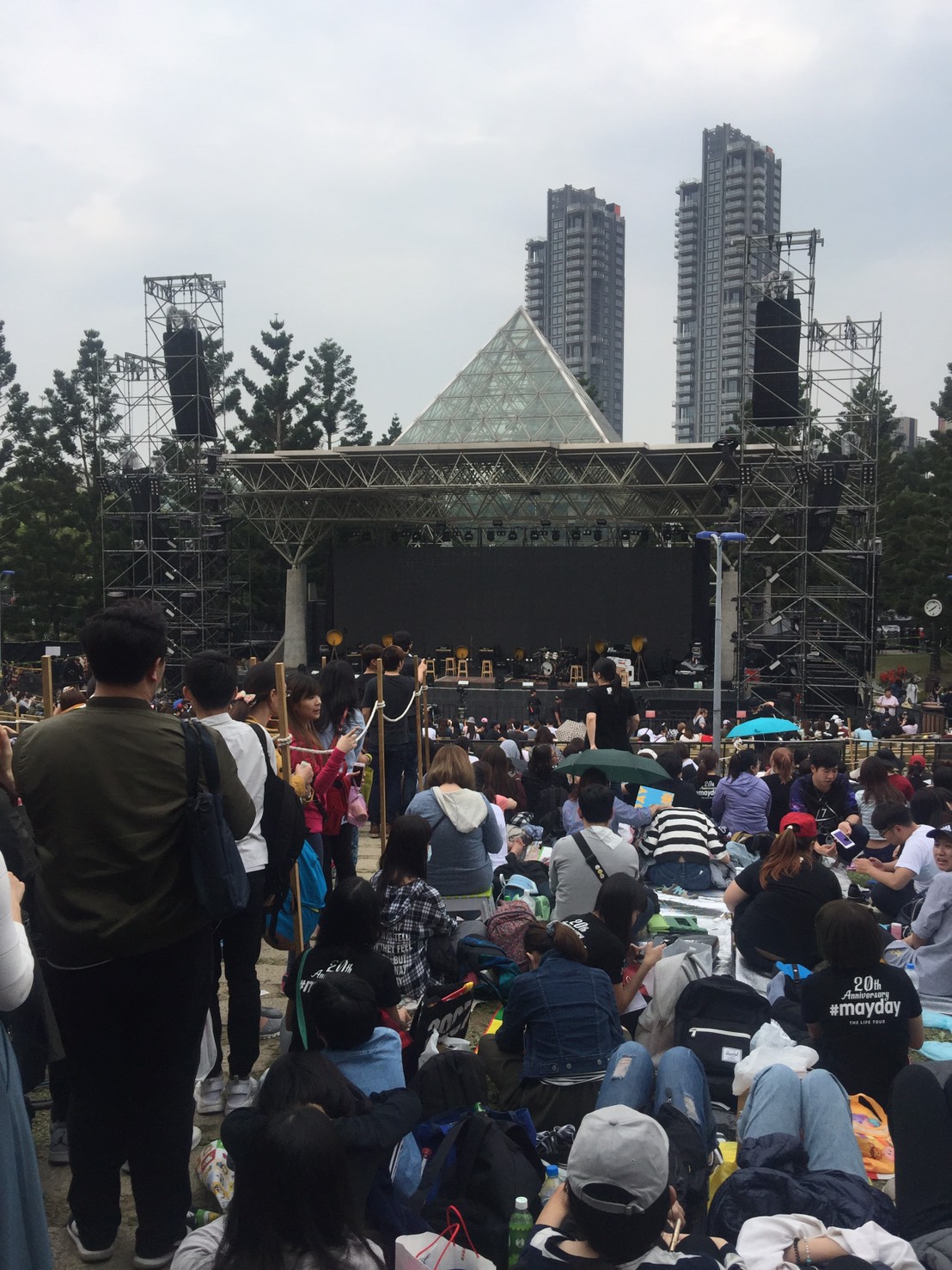 五月天現場演唱會倒數4小時，已有上萬名歌迷於大安森林公園內等候。 邱筠文／攝