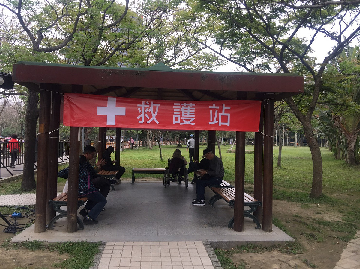 為了因應緊急事故的發生，大安森林公園內也架設簡易的醫護站。 邱筠文／攝