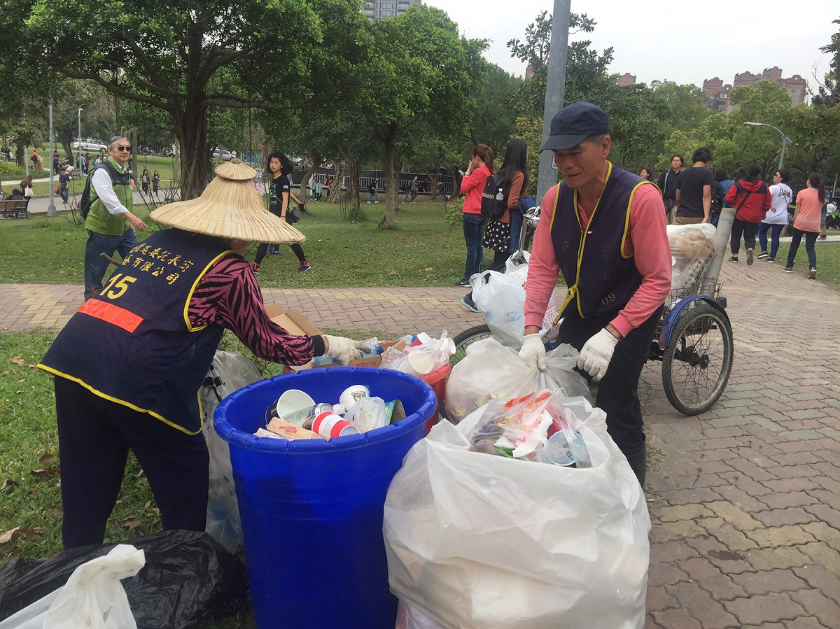 大安森林公園處調派駐警、同仁進駐，維持公園入口的秩序、動線引導及環境清潔。 邱筠文／攝