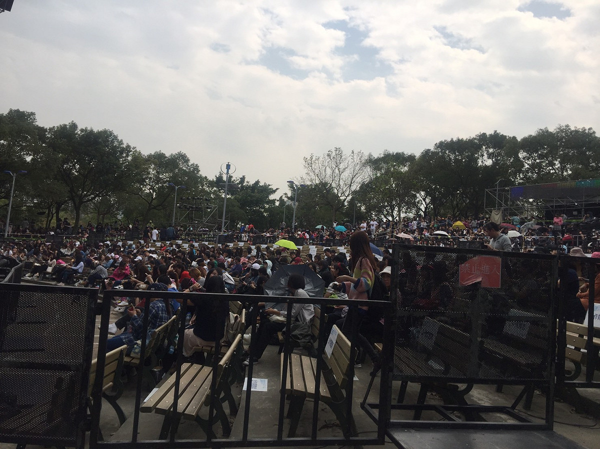 五月天現場演唱會倒數4小時，已有上萬名歌迷於大安森林公園內等候。 邱筠文／攝