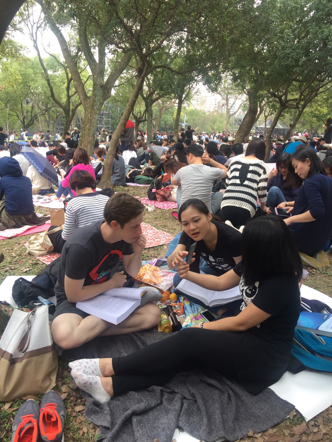 大安森林公園一早就湧入大批民眾，外國人、學生、上班族紛紛準備帳篷、鋪起坐墊等候。 邱筠文／攝