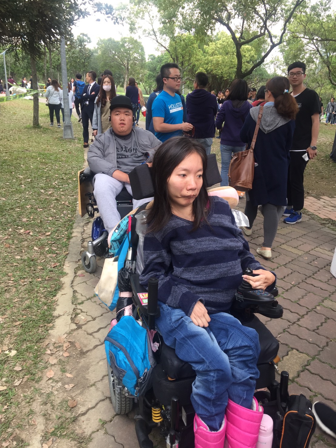 五月天現場演唱會倒數，大安森林公園一早就湧入大批民眾等候入場。 邱筠文／攝