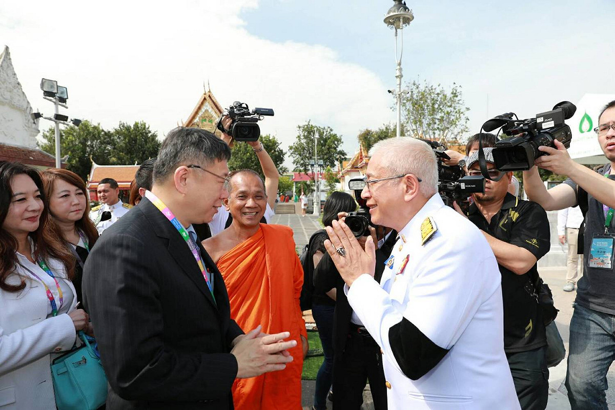 柯市長巧遇主持儀式的泰國文化宗教部長顧問PONGSAK SEMSON Ph.d，雙方相談甚歡。 圖:台北市觀傳局提供