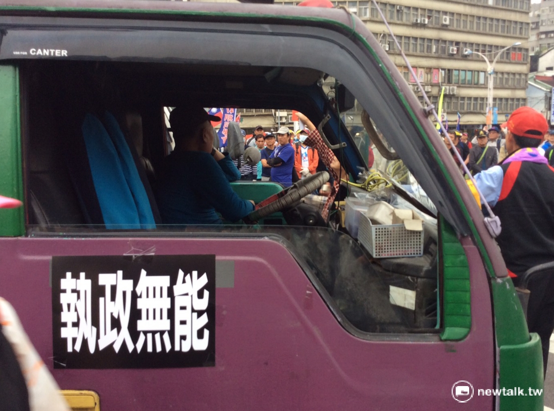 宣傳車駕駛把鑰匙拔掉，對於群眾煽動與飆罵無動於衷。 圖：程士華/攝