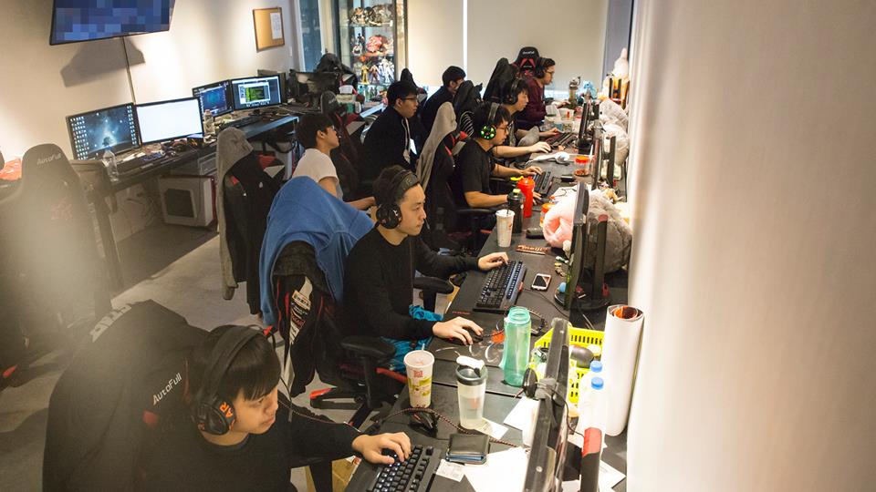 經營ahq e-Sports Club五年的「蟹老闆」謝松佑指出，文化部年初釋出了十個替代役男的名額，因為ahq目前並沒有符合相關條件的選手，所以今年並沒有提出申請。 圖 翻攝自ahq官方粉絲專頁