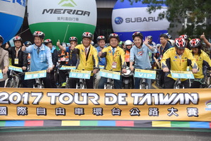 國際自由車環台賽29日從南投縣政府前開騎，縣長林明溱領騎縣府一圈。 圖：南投縣政府提供