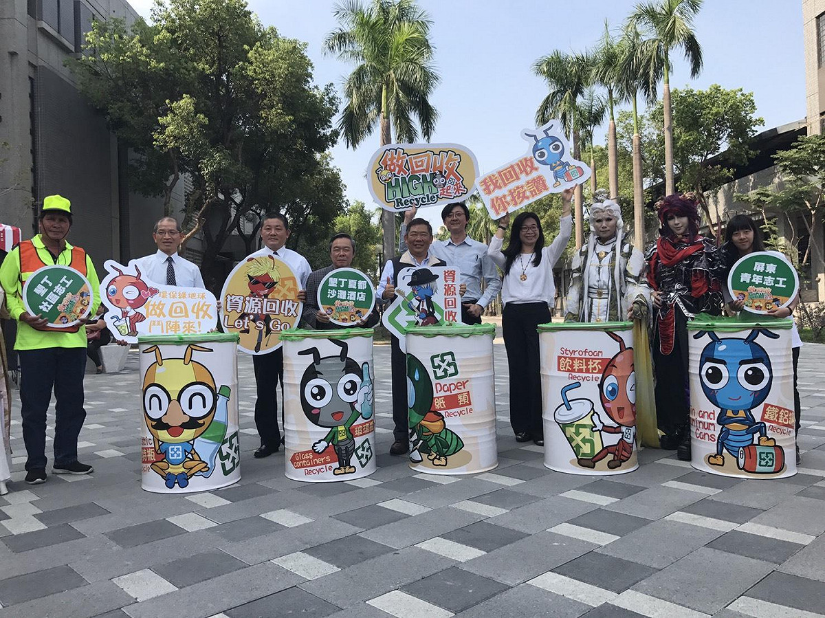 今年度選用「螞蟻」做為吉祥物代表，名為「小資蟻」象徴蟻雄兵團結的精神。霹靂英雄COSPLAY人物率領「綠色英雄聯盟」，以蟻雄兵團結的精神，在墾丁音樂季期間宣導遊客參加音樂季的同時，做好垃圾分類與資源回收。 圖:屏東縣政府提供
