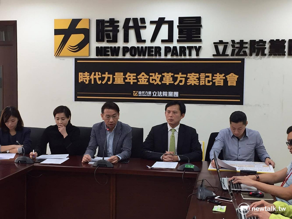 時代力量30日召開記者會公布了年金改革版本。 圖：鄭佑漢/攝