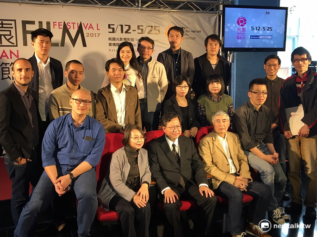 桃園市長鄭文燦（中）、代言人柯一正導演（右）與作品導演們一同參加桃園電影節入圍策展即參賽頒證典禮。  圖：鍾孟軒/攝