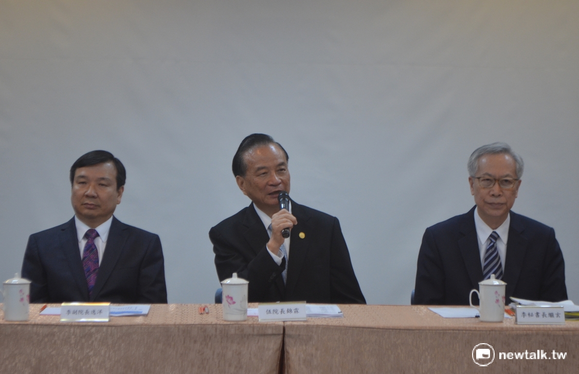 考試院今天拍板公務員退休年金改革方案，考試院長伍錦霖（中）、副院長李逸洋（左）與秘書長李繼玄（右）親上火線解說。 圖：柯昱安/攝