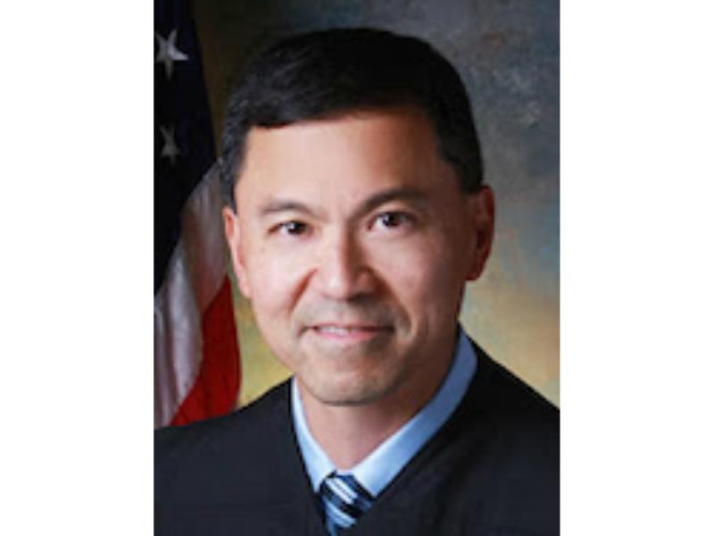 夏威夷聯邦地區法官華森(Derrick Watson)30日宣布，原先對移民禁令的暫緩執行令將「無限期延長」。 圖:翻攝自夏威夷聯邦地區法院官網。