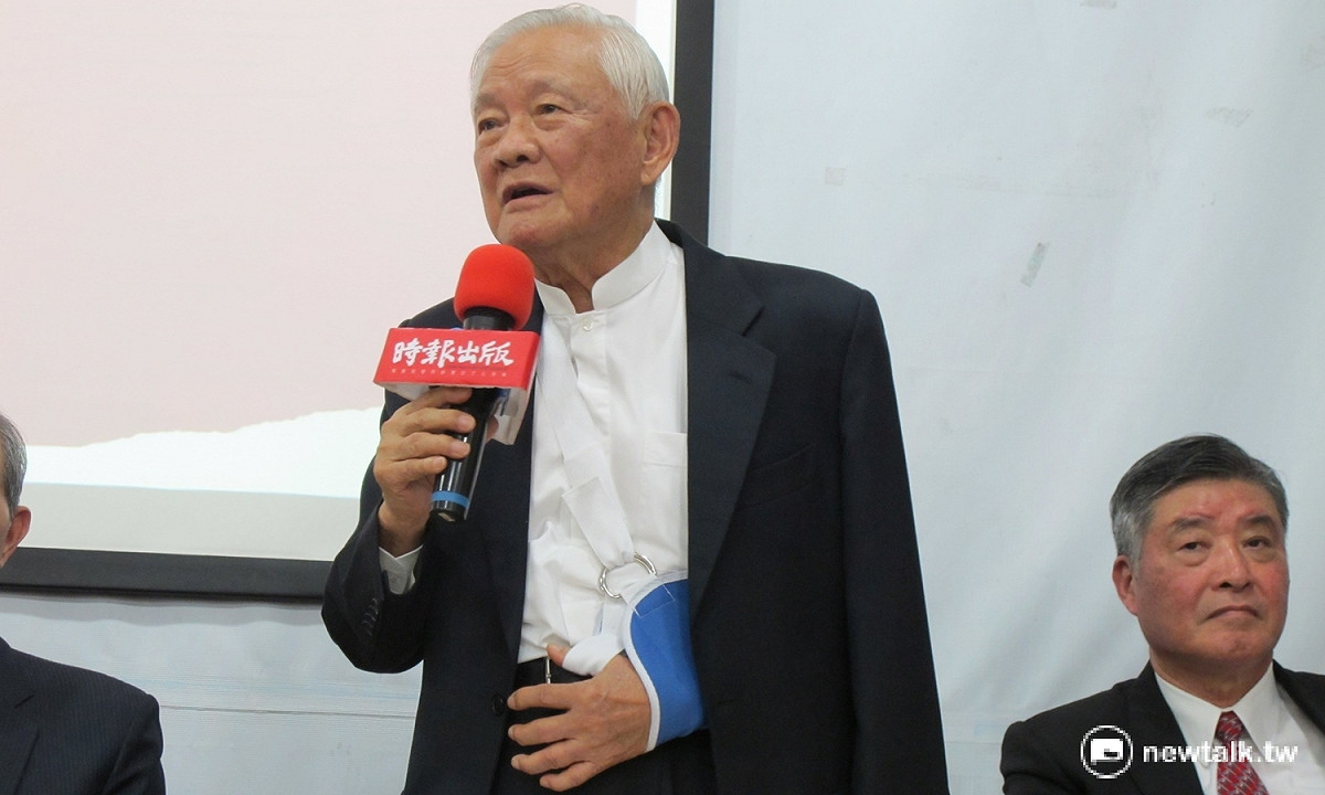 日前摔傷的前行政院長唐飛30日出席前監察委員黃煌雄的新書發表會。 圖：林朝億/攝