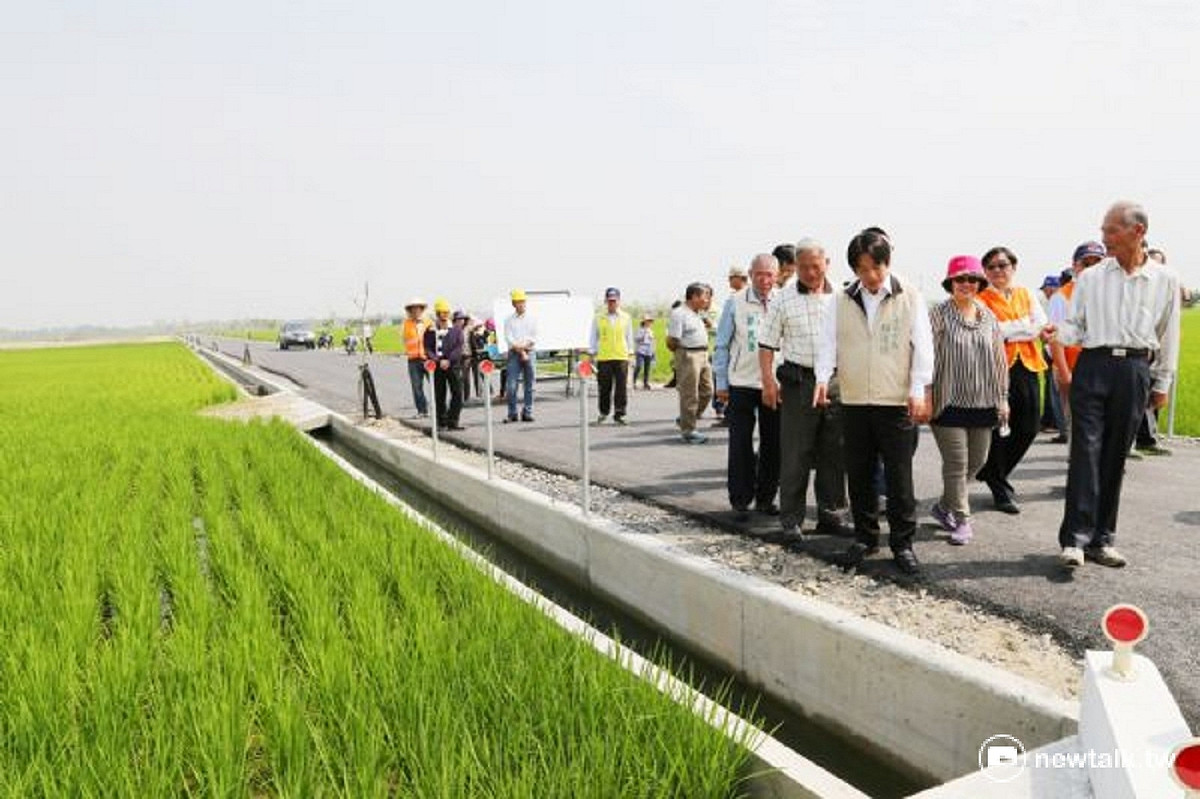 台南市長賴清德率相關局處首長視察「台南市六甲（十）早期農地重劃區農水路更新改善工程」。 圖:黃博郎/攝