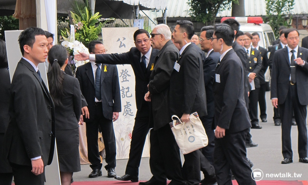 前總統李登輝（中戴墨鏡者）31日出席「李前副總統元簇追思祝福會」。 圖：林朝億/攝