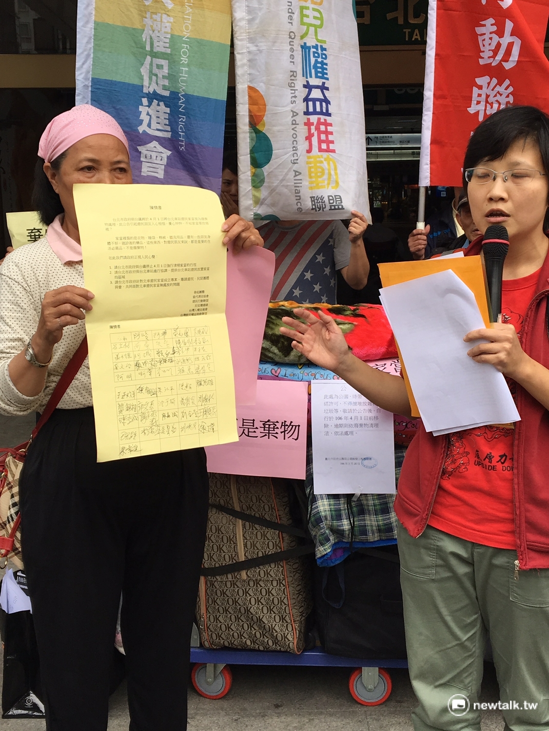 社運團體31日在台鐵聲援遊民權益。 圖：鍾孟軒/攝
