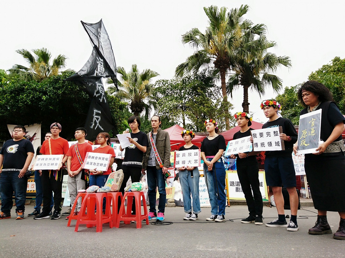 東華原民院學生北上聲援凱道紮營族人，指出傳統領域上開發案層出不窮，沒有完整的傳統領域無法防堵。 圖：原轉小教室／提供