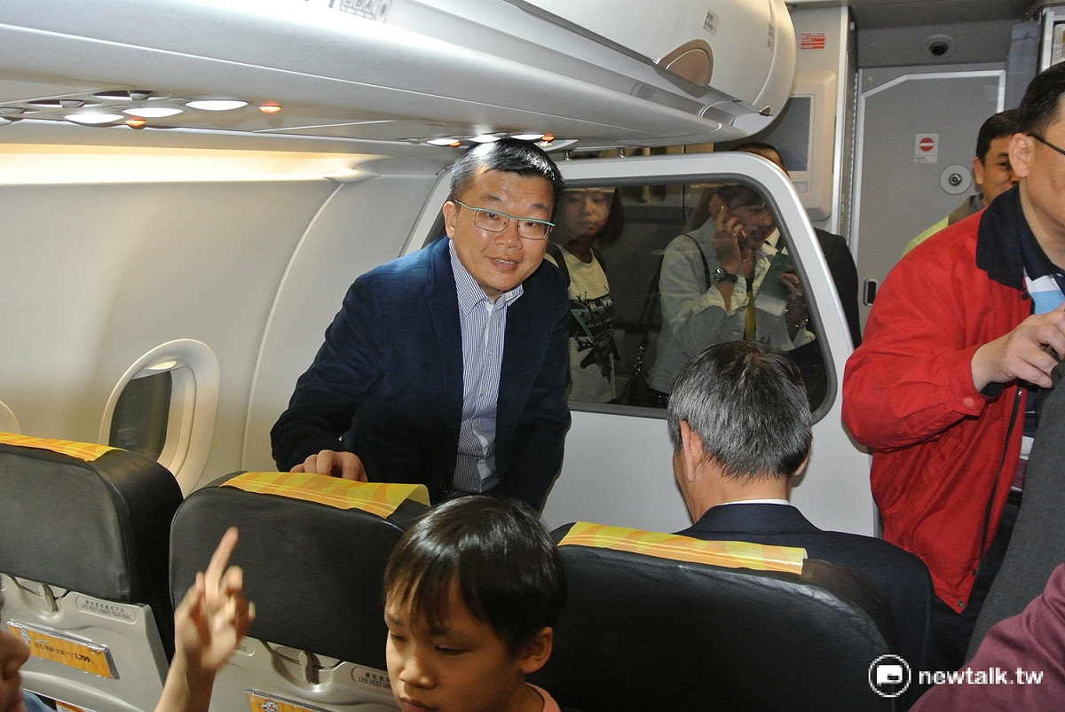 立法院副院長蔡其昌上機後認平價航空的品質一樣好。 圖：唐復年 /攝