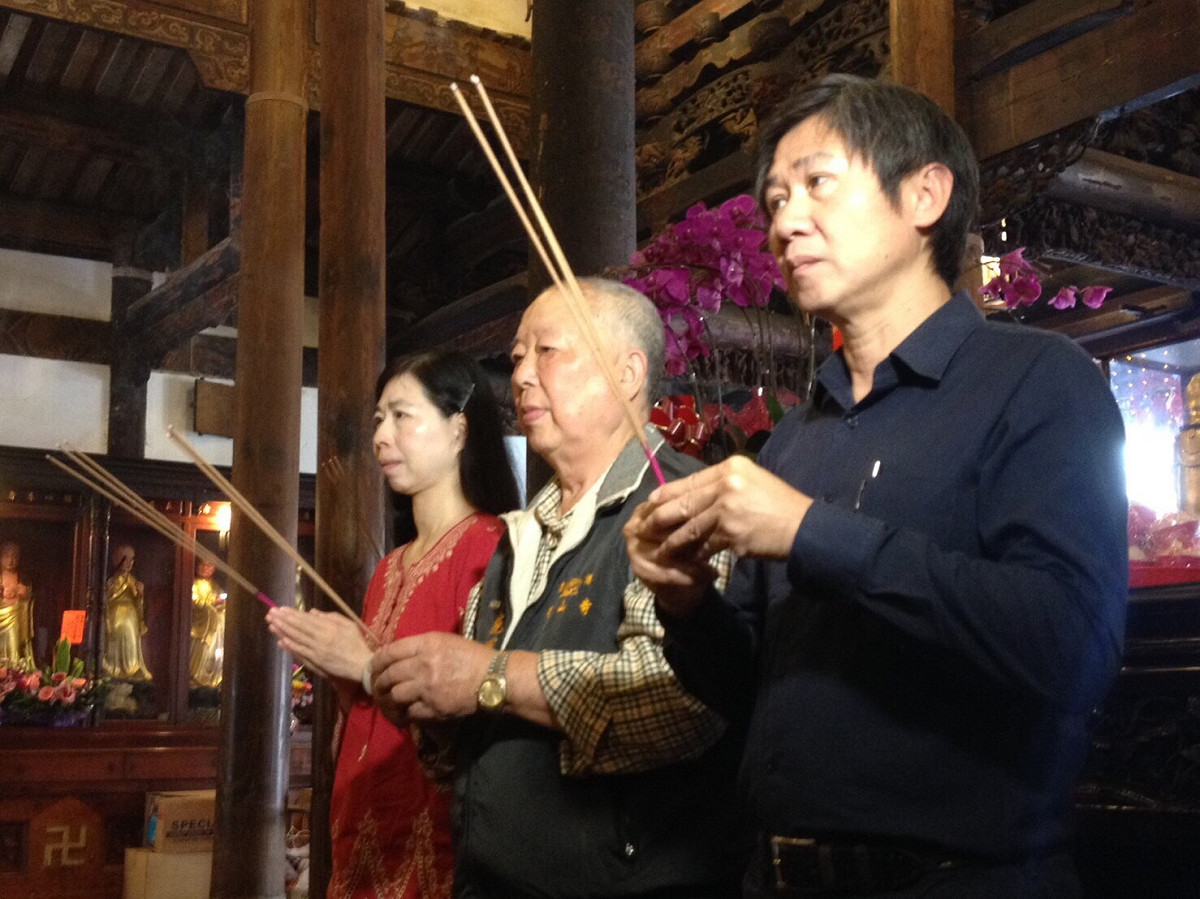 鹿港龍山寺正殿內進行擲筊請示觀世音菩薩退神日期等儀式。
