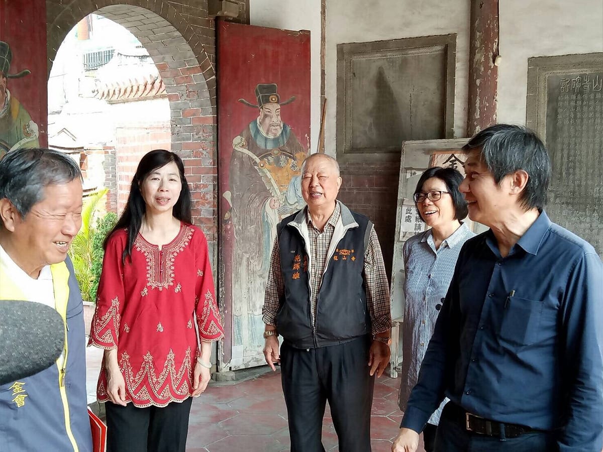 左起王康壽老師、李麗芳主任、施輝雄主委、黃美美總幹事、陳文彬局長，於鹿港龍山寺商談五門門神彩繪修復事宜。 圖：文化部文化資產局提供
