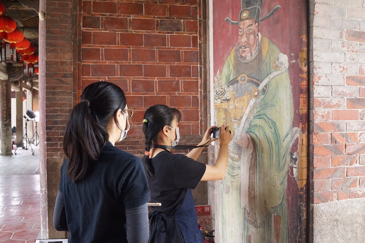 國定古蹟鹿港龍山寺五門十扇門神彩繪，是鹿港在地藝師郭新林於1963年所繪，其文化及藝術價值，受各界重視，2016年指定為彰化縣一般古物。文資中心專業人員進行五門門神檢測及攝影紀錄工作。 圖：文化部文化資產局提供