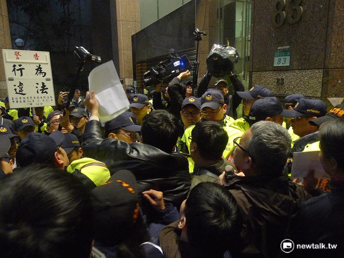 國道收費員自救會成員欲進入會場卻被警察阻擋，現場發生推擠。 圖：汪少凡／攝