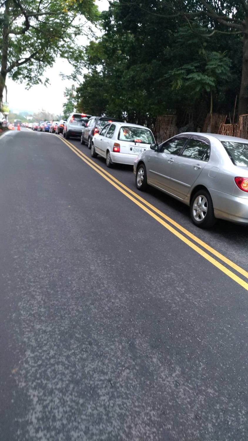 嘉義縣牛稠埔公墓的連外道路不敷使用，每逢清明必定塞車。 圖:嘉義縣政府提供
