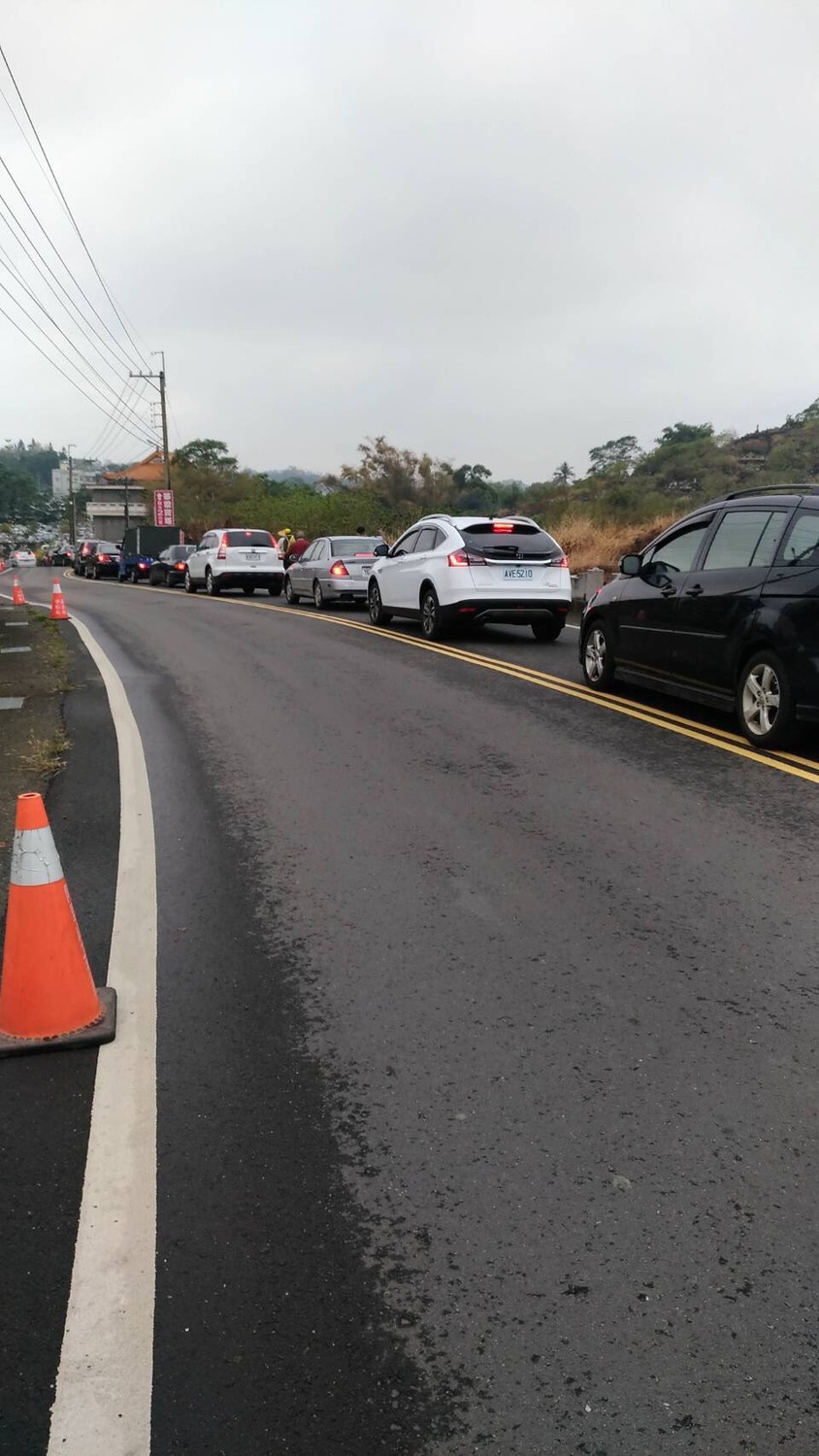 嘉義縣牛稠埔公墓的連外道路不敷使用，每逢清明必定塞車。 圖:嘉義縣政府提供