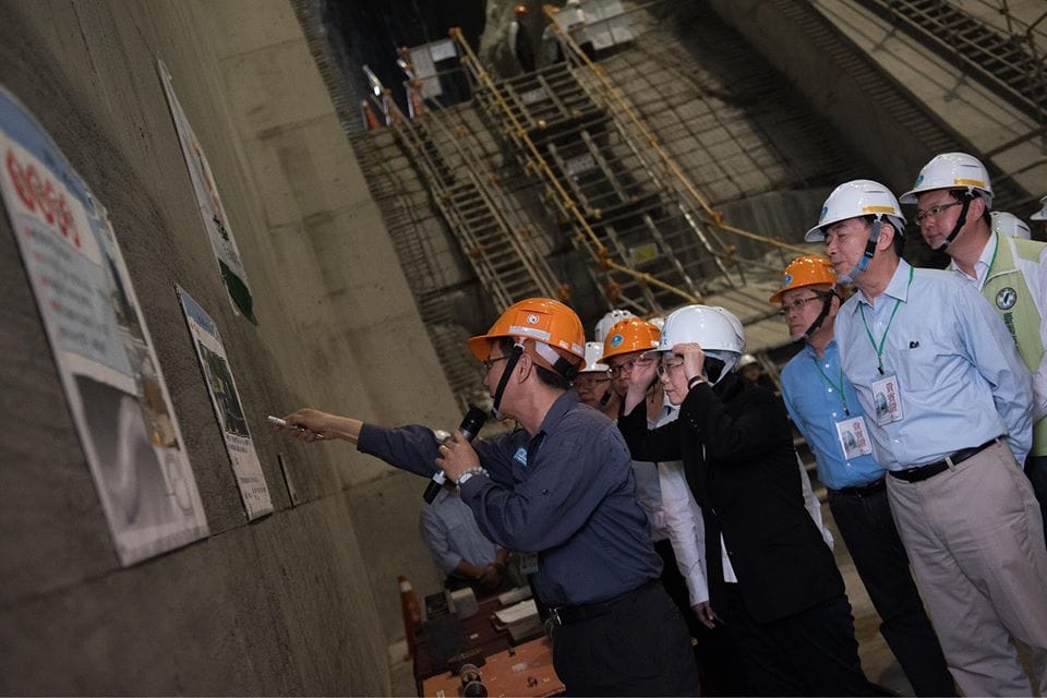 總統聽取經濟部水利署署長賴建信對曾文水庫防淤隧道工程及前瞻基礎建設計畫簡報。 圖：翻攝自蔡英文臉書