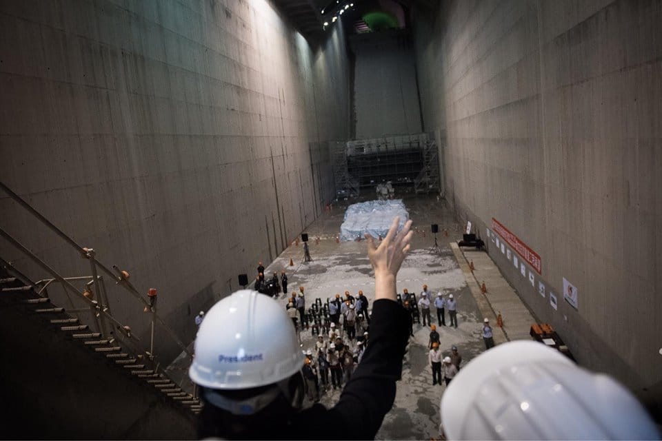 蔡總統還特地下階梯，進入隧道內參觀高低落差47公尺的消能池內部狀況，她勉勵所有工作人員並和工作人員揮手致意。 圖：翻攝自蔡英文臉書