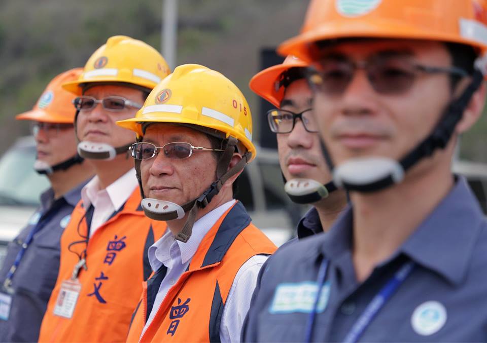經濟部次長楊偉甫、水利署署長賴建信、行政院公共工程委員會主任委員吳宏謀、台南市副市長吳宗榮等，都陪同出席視察曾文水庫防淤隧道的工程。 圖：翻攝自蔡英文臉書